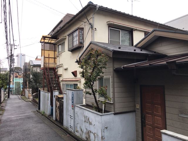 木造2階建て共同住宅解体工事(東京都渋谷区上原)　工事中の様子です。